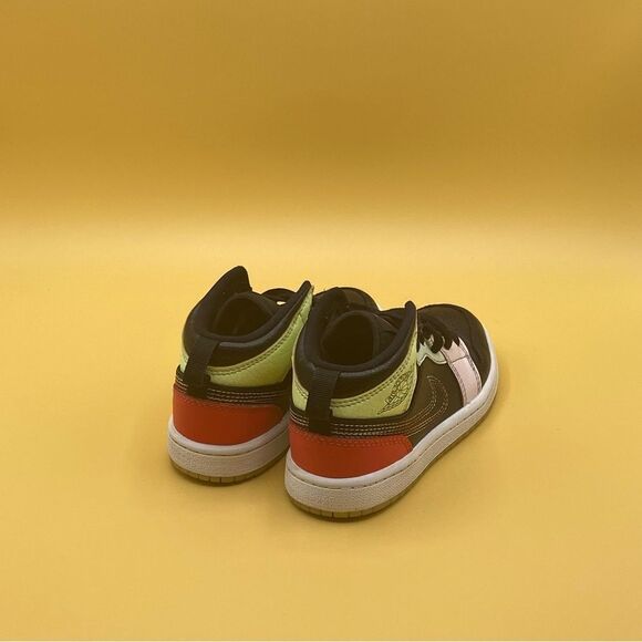 Jordan 1 Mid GS 'Glow in the Dark' - Picture 2 of 4